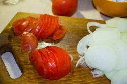 Мясо по французски из свинины с помидорами и картошкой