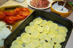 Мясо по французски из свинины с помидорами и картошкой