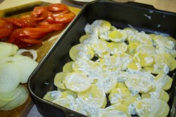 Мясо по французски из свинины с помидорами и картошкой