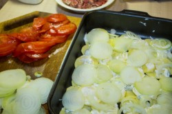 Мясо по французски из свинины с помидорами и картошкой