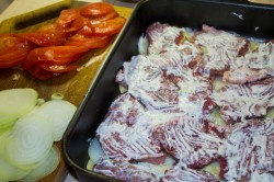 Мясо по французски из свинины с помидорами и картошкой
