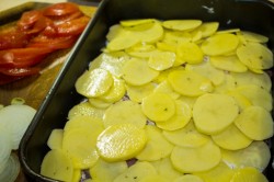 Мясо по французски из свинины с помидорами и картошкой