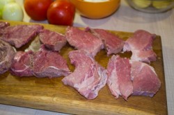 Мясо по французски из свинины с помидорами и картошкой