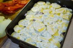 Мясо по французски из свинины с помидорами и картошкой