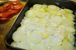 Мясо по французски из свинины с помидорами и картошкой