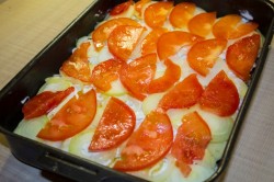 Мясо по французски из свинины с помидорами и картошкой