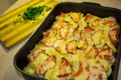 Мясо по французски из свинины с помидорами и картошкой