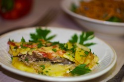 Мясо по французски из свинины с помидорами и картошкой