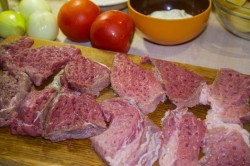 Мясо по французски из свинины с помидорами и картошкой