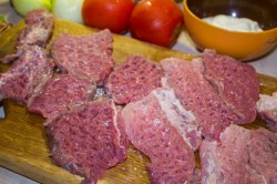 Мясо по французски из свинины с помидорами и картошкой