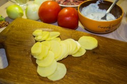 Мясо по французски из свинины с помидорами и картошкой