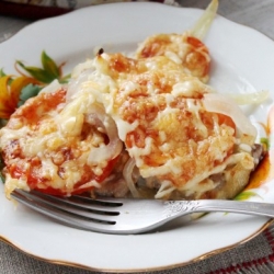 Мясо по французски с сыром и помидорами в духовке