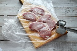 название картинки Мясо по французски с сыром и помидорами в духовке