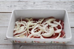 название картинки Мясо по французски с сыром и помидорами в духовке