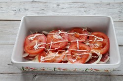 название картинки Мясо по французски с сыром и помидорами в духовке