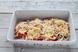 название картинки Мясо по французски с сыром и помидорами в духовке