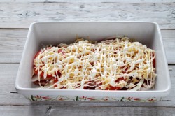название картинки Мясо по французски с сыром и помидорами в духовке