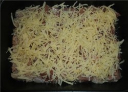 Мясо с сыром и майонезом под шубой - шаг 2