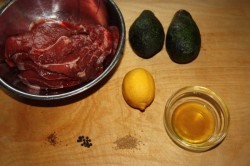 Мясо с авокадо на сковороде