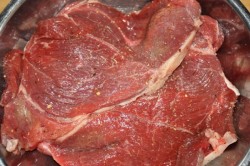 Мясо с авокадо на сковороде