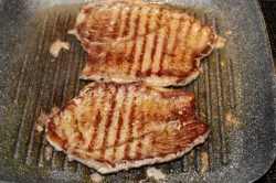 Мясо с авокадо на сковороде