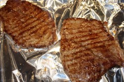 Мясо с авокадо на сковороде