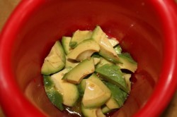 Мясо с авокадо на сковороде