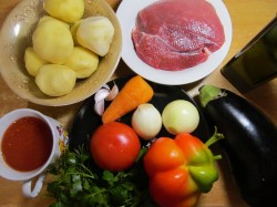 Мясо с баклажанами и картофелем в мультиварке