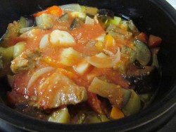 Мясо с баклажанами и картофелем в мультиварке