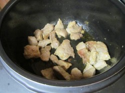 Мясо с баклажанами и картофелем в мультиварке