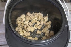 название картинки Мясо с грибами в мультиварке