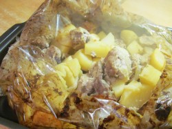 Мясо запеченное с картофелем в рукаве