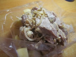 Мясо запеченное с картофелем в рукаве