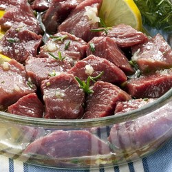 Мясо шашлыка с лимоном и чесноком