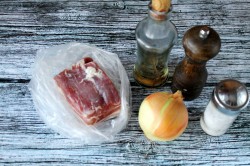 Мясо свинина кусочками на сковороде с луком - шаг 1