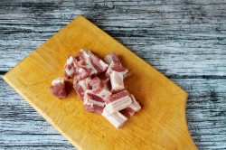 Мясо свинина кусочками на сковороде с луком - шаг 2