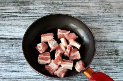 Мясо свинина кусочками на сковороде с луком - шаг 4