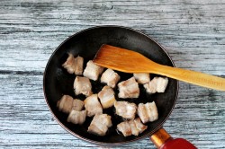 Мясо свинина кусочками на сковороде с луком - шаг 5