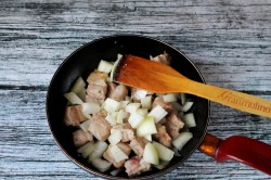 Мясо свинина кусочками на сковороде с луком - шаг 6