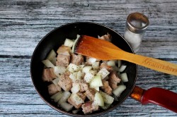 Мясо свинина кусочками на сковороде с луком - шаг 7