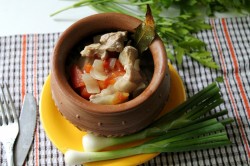 название картинки Мясо тушенное в горшочках в духовке