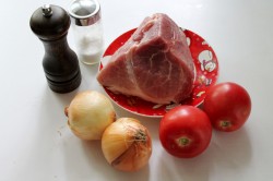 название картинки Мясо тушенное в горшочках в духовке