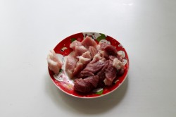 название картинки Мясо тушенное в горшочках в духовке