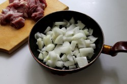 название картинки Мясо тушенное в горшочках в духовке