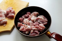 название картинки Мясо тушенное в горшочках в духовке