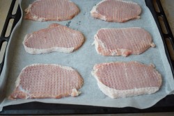 Мясо в духовке с помидором сыром и грибами