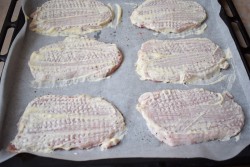 Мясо в духовке с помидором сыром и грибами