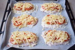 Мясо в духовке с помидором сыром и грибами