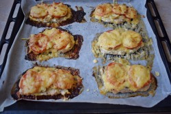 Мясо в духовке с помидором сыром и грибами