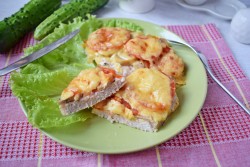 Мясо в духовке с помидором сыром и грибами